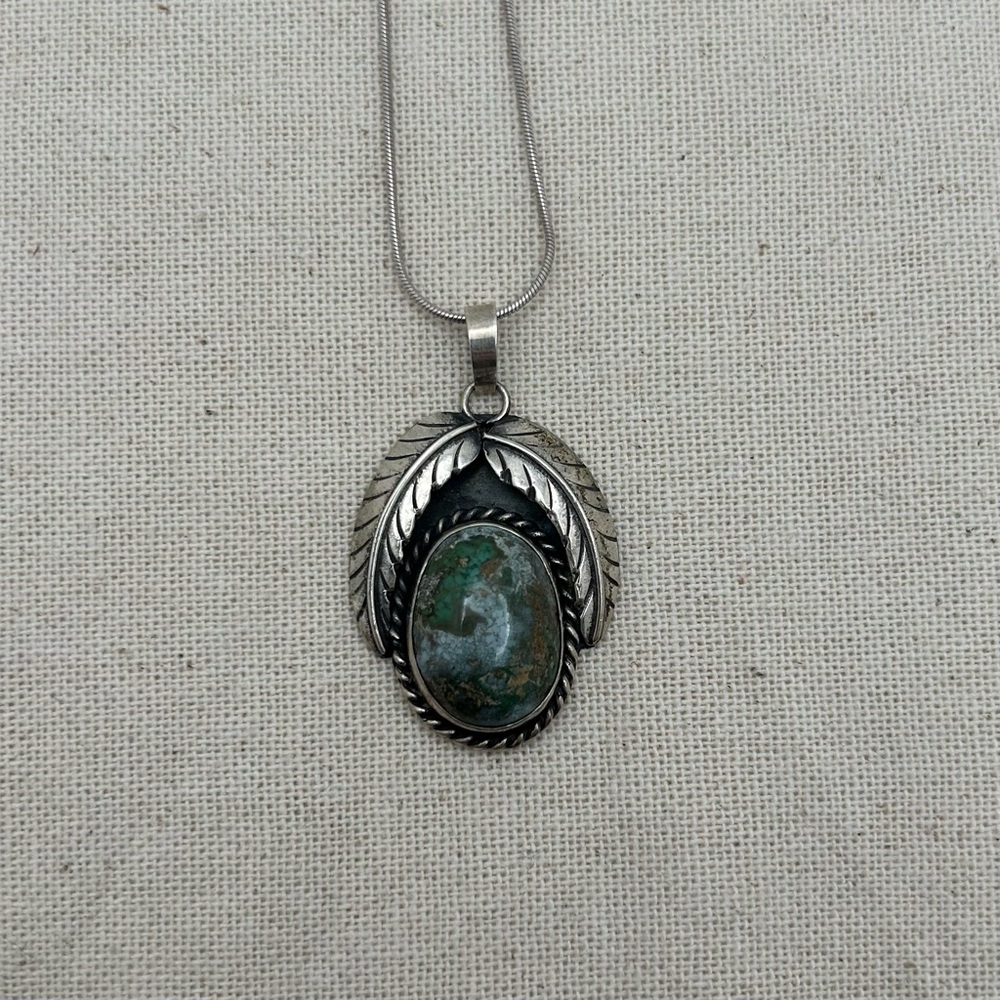 Vintage Sterling Silver Navajo Style Dyed Howlite Necklace with Leaf Detailing